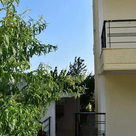 J&b بيت ضيافة ديرمي